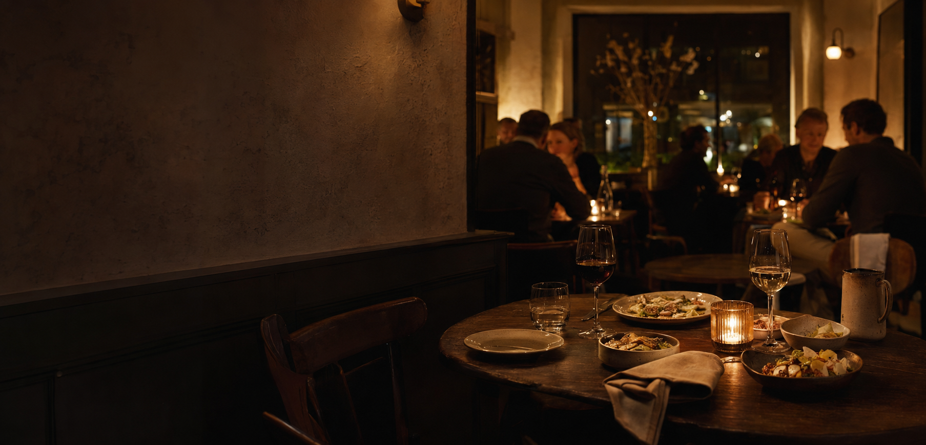 Een warm verlichte tafel in bistro Gulzig